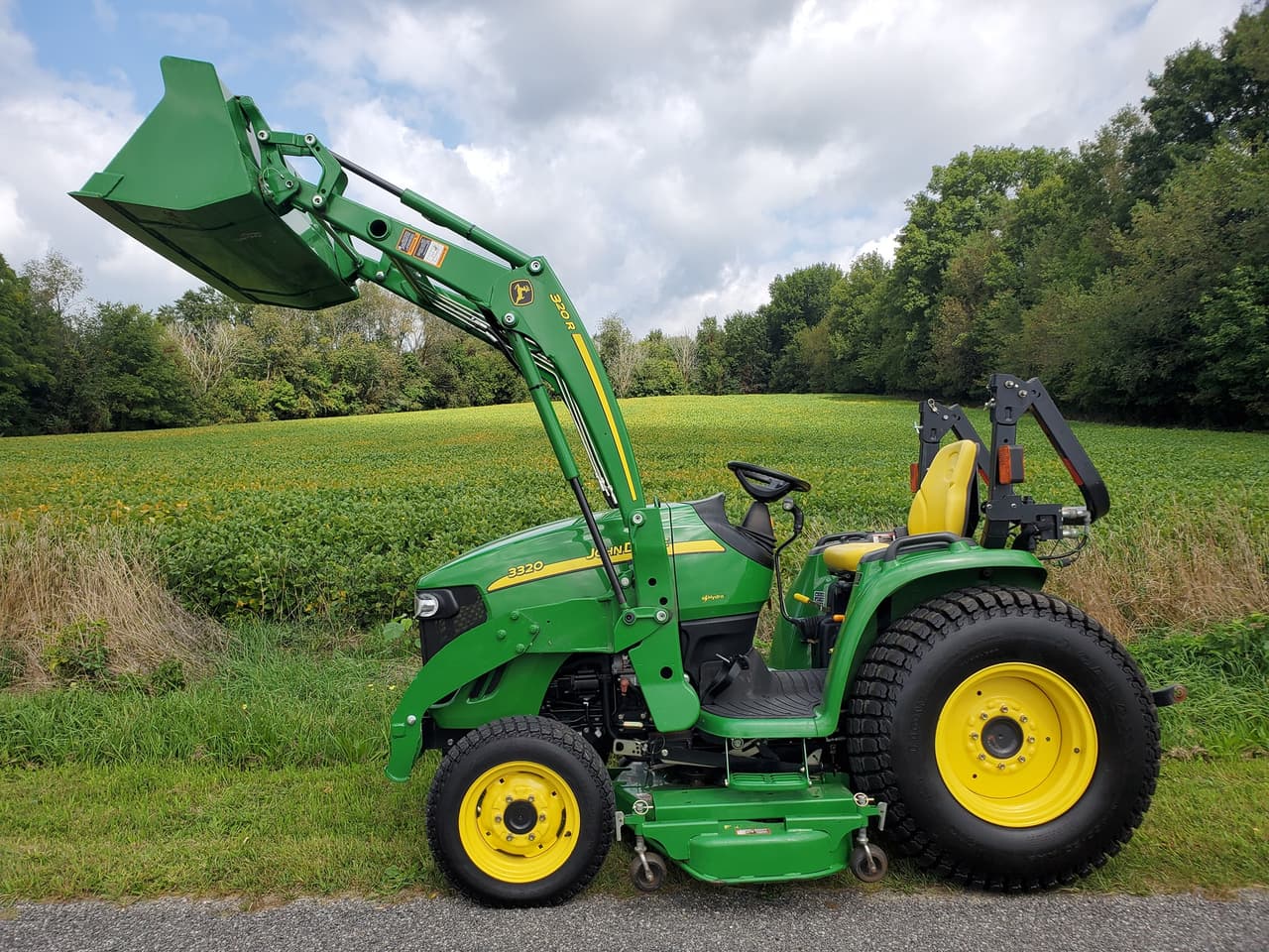 John Deere 3320 