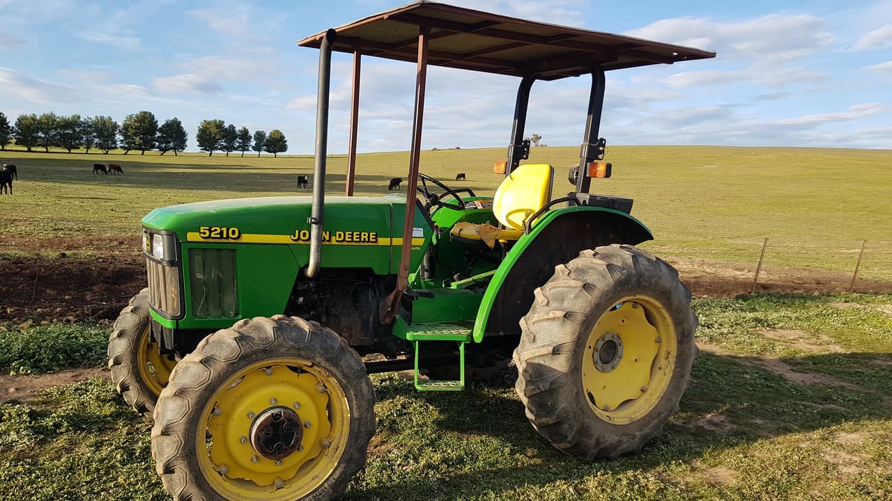 John Deere 5210 