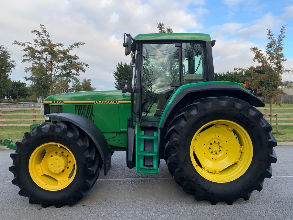 John Deere 6900 