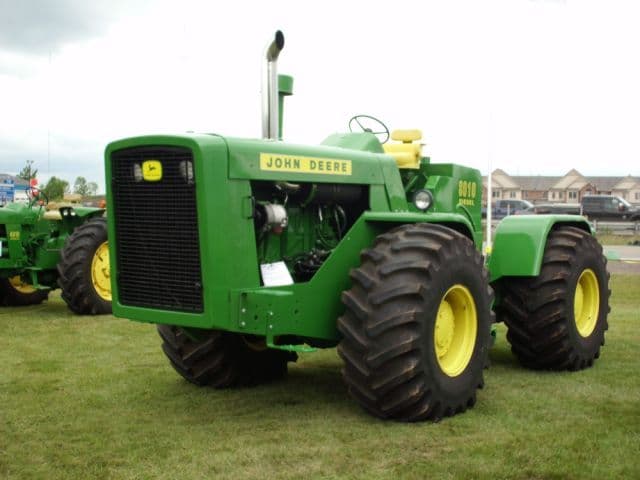John Deere 8010 