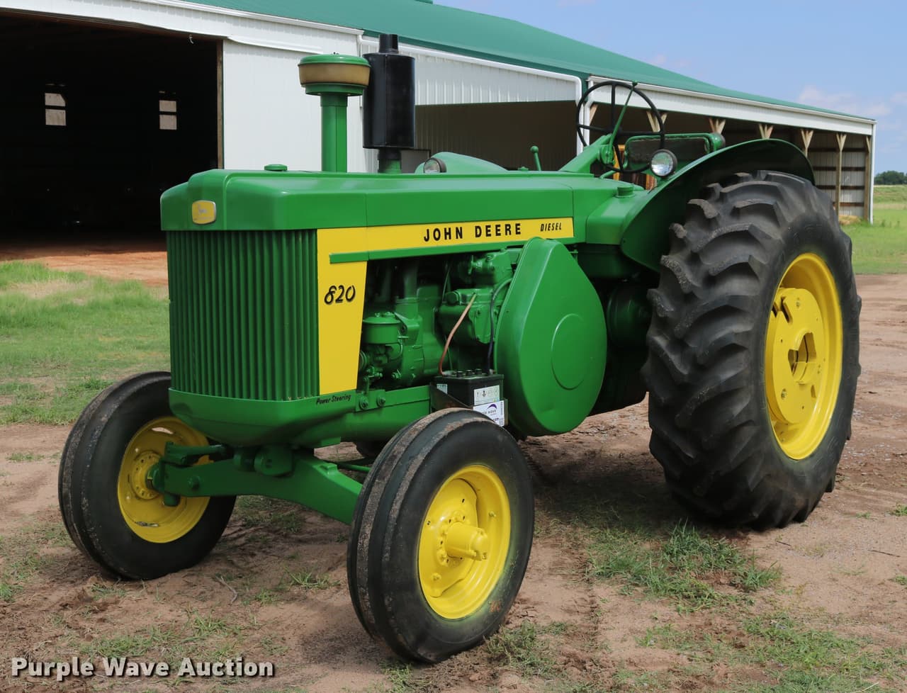 John Deere 820 