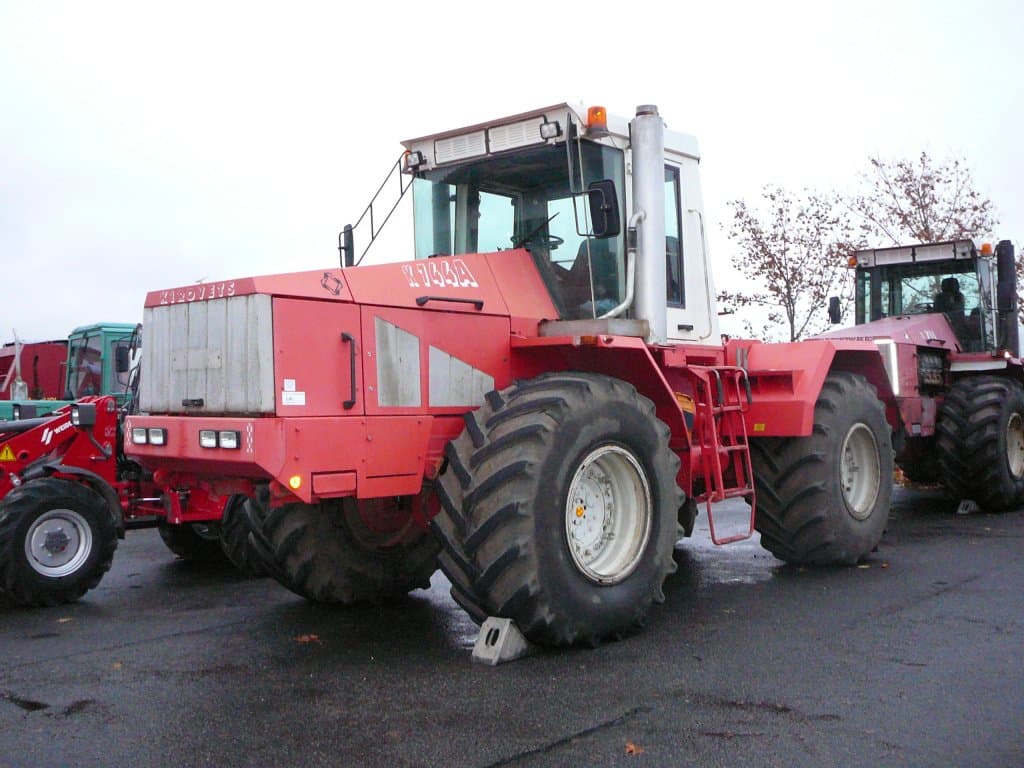 Kirovets K-744 