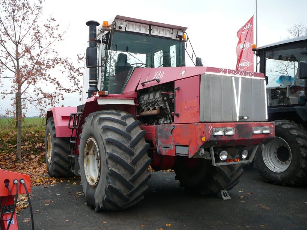 Kirovets K-744R2 