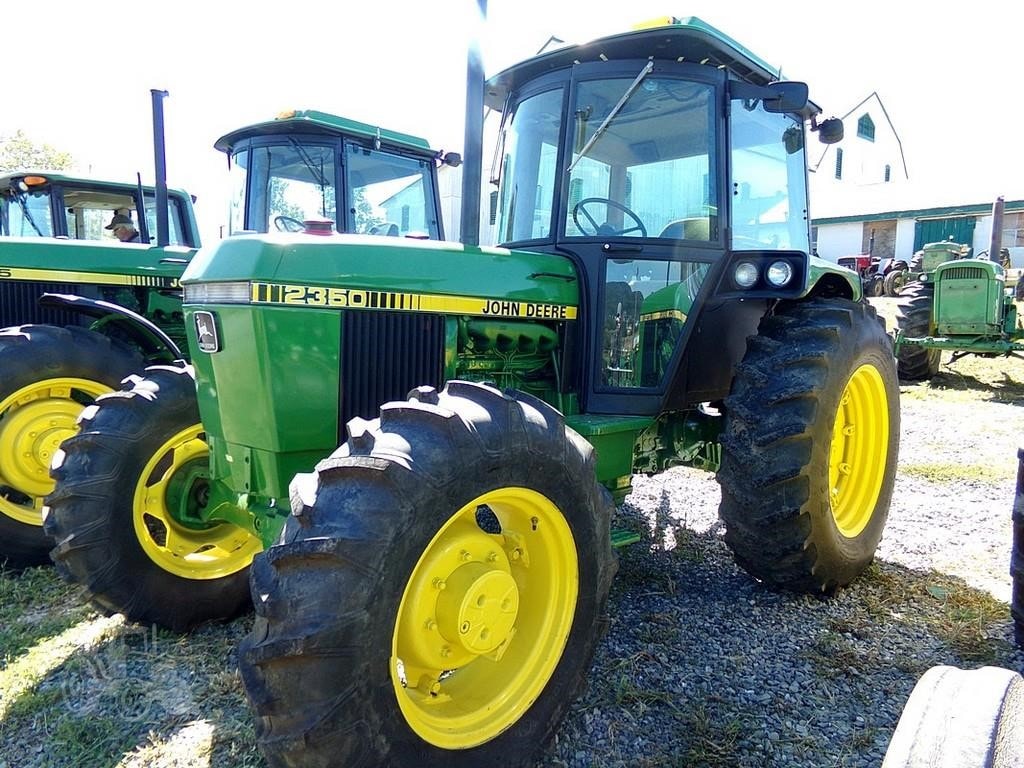 John Deere 2351 