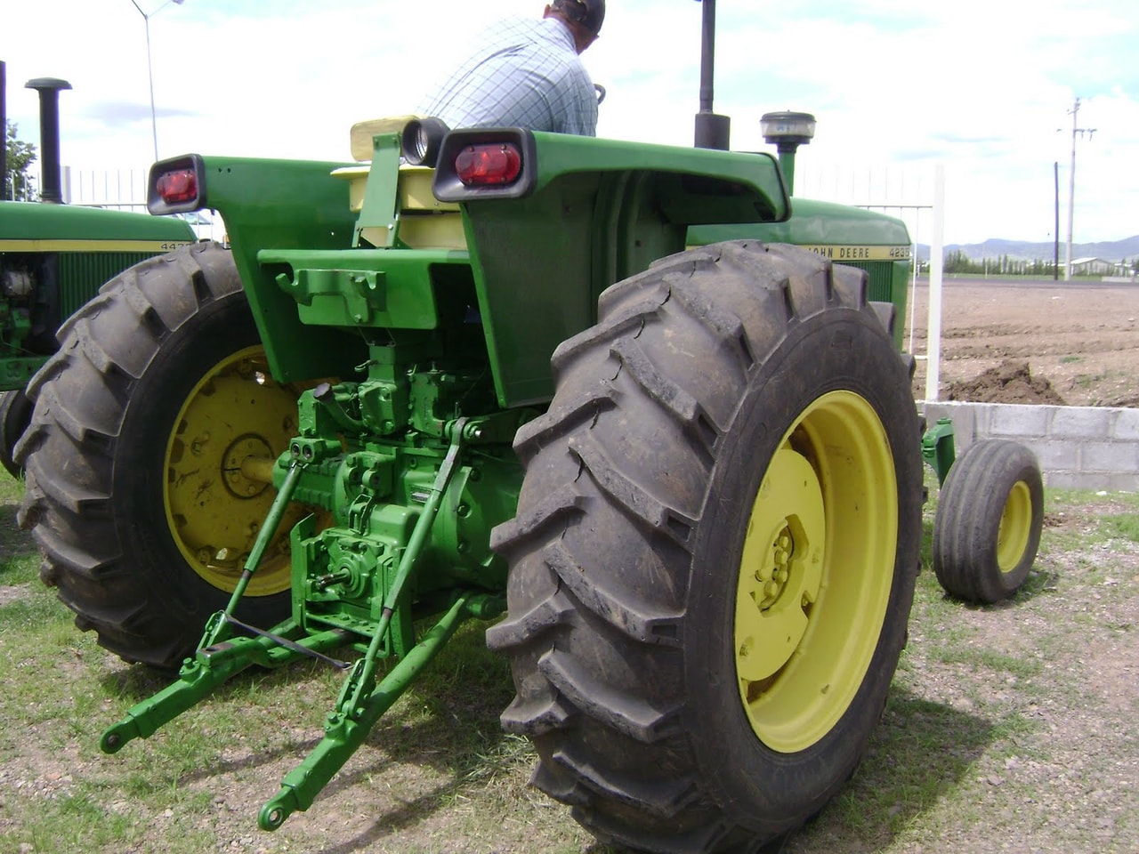John Deere 4235 
