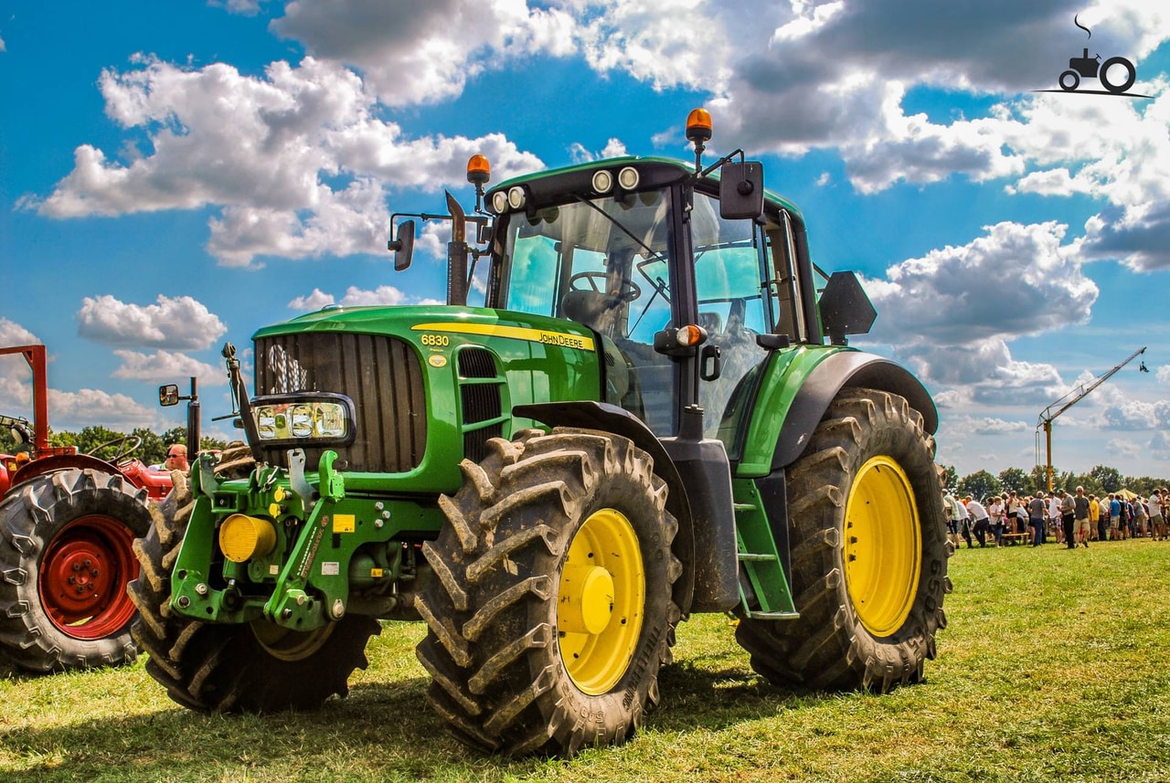 John Deere 6830