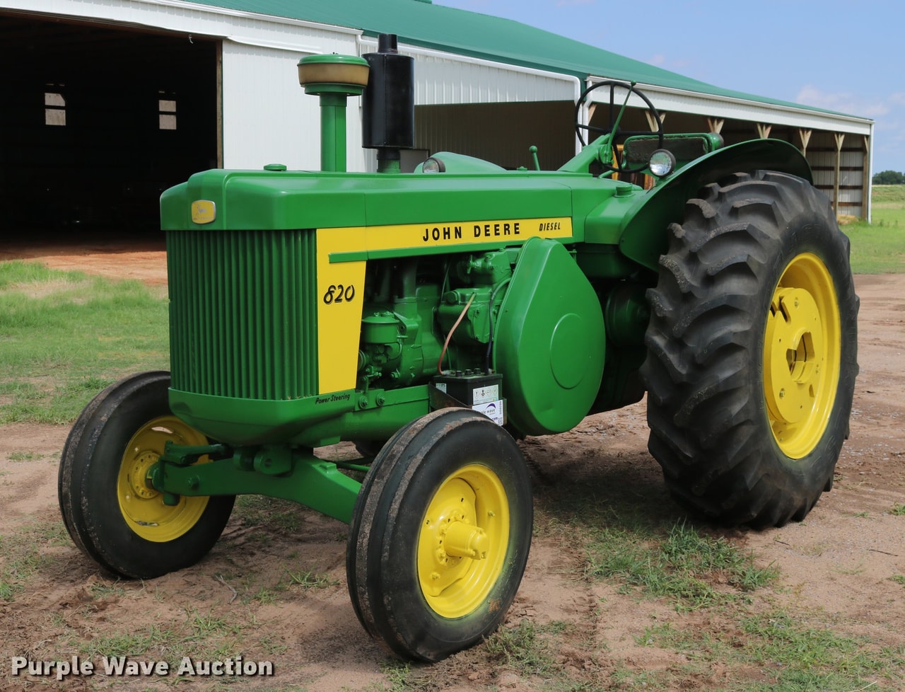 John Deere 820 