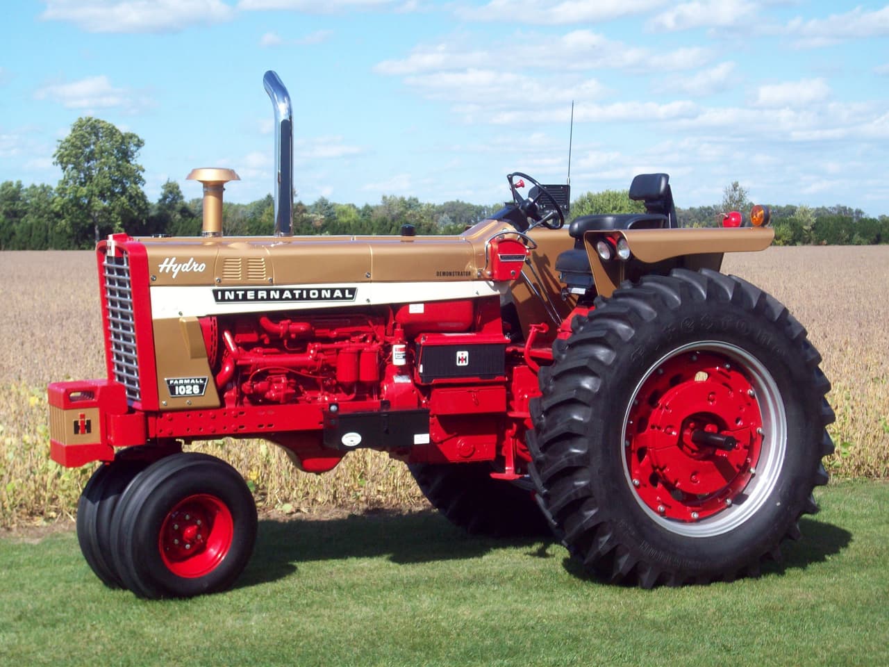International Harvester 1026