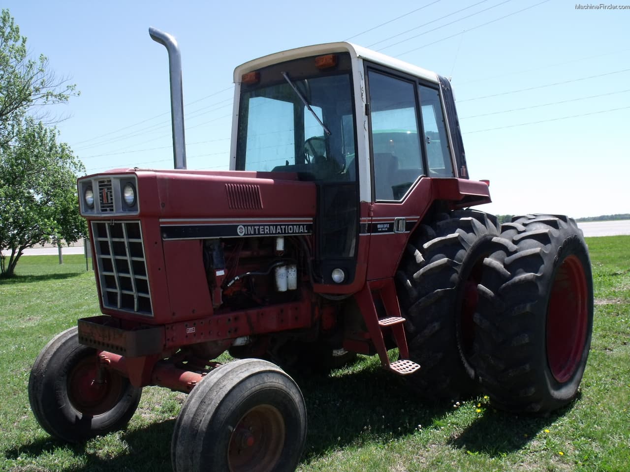 International Harvester 1586