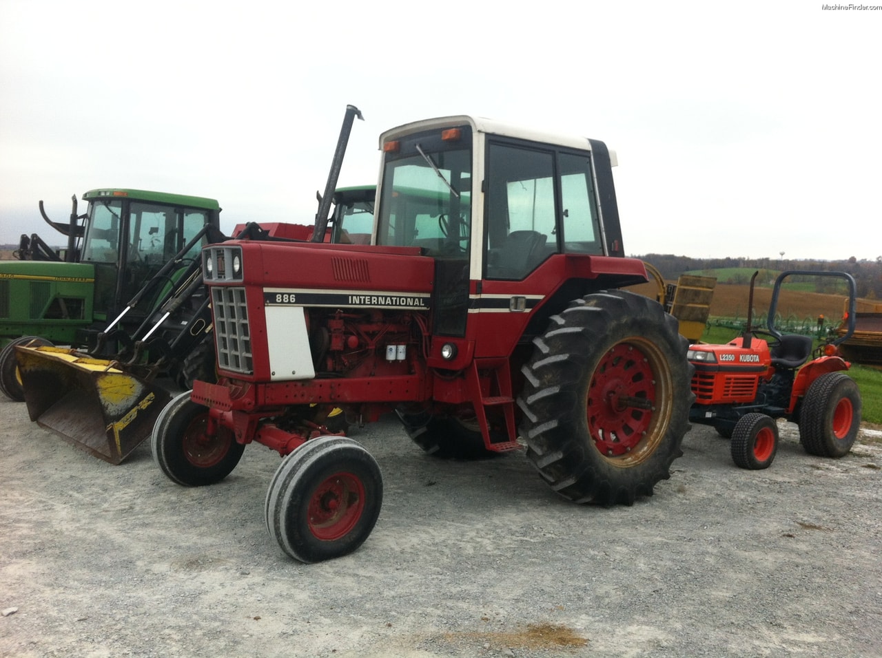 International Harvester 886B