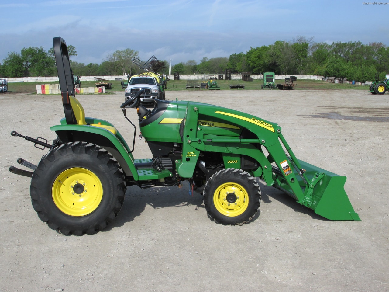 John Deere 3203