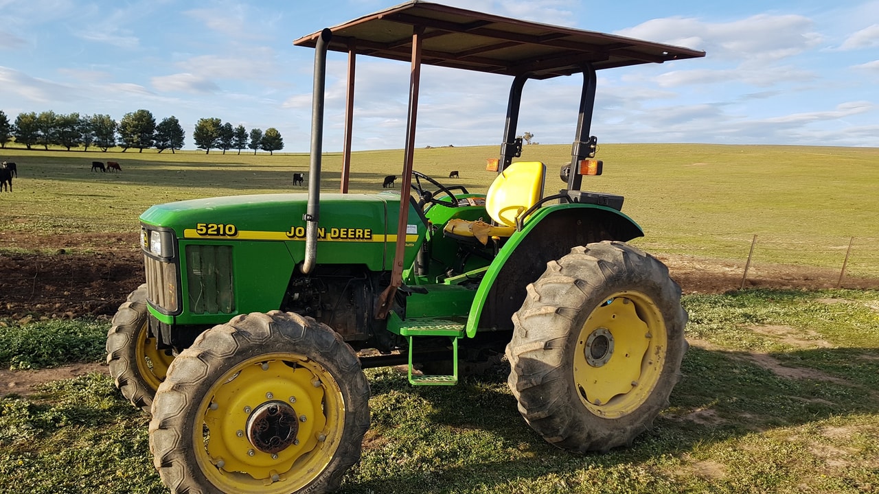 John Deere 5210