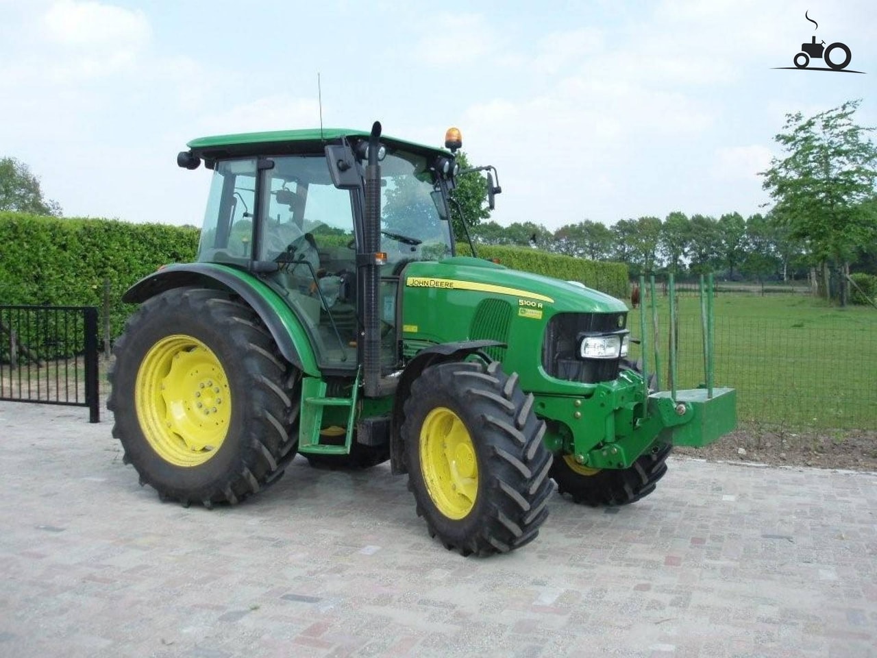 John Deere 5820