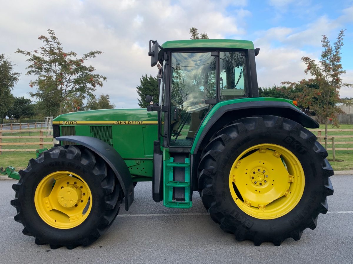 John Deere 6900