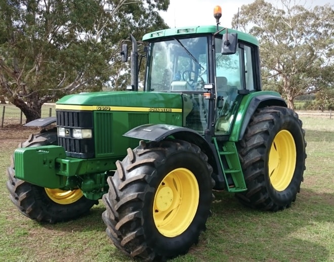 John Deere 6910