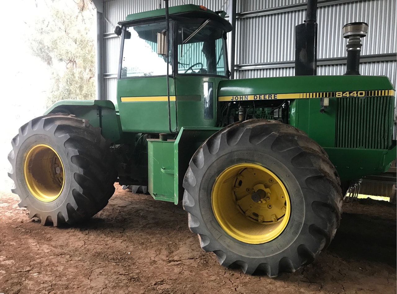 John Deere 8440