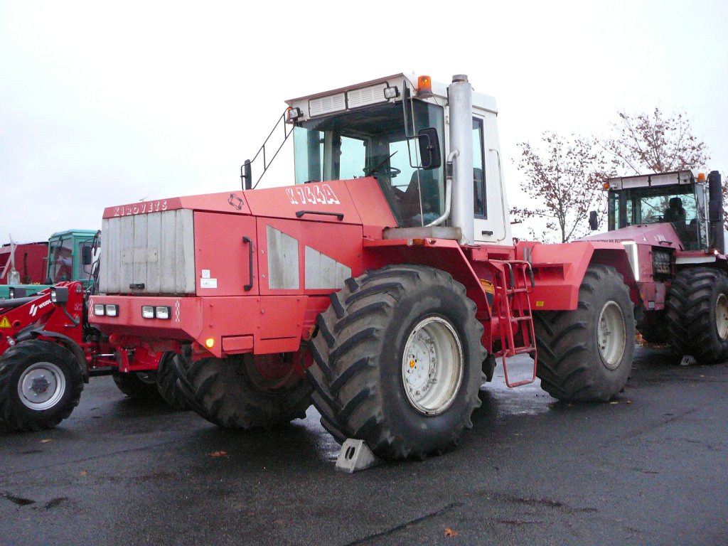 Kirovets K-744