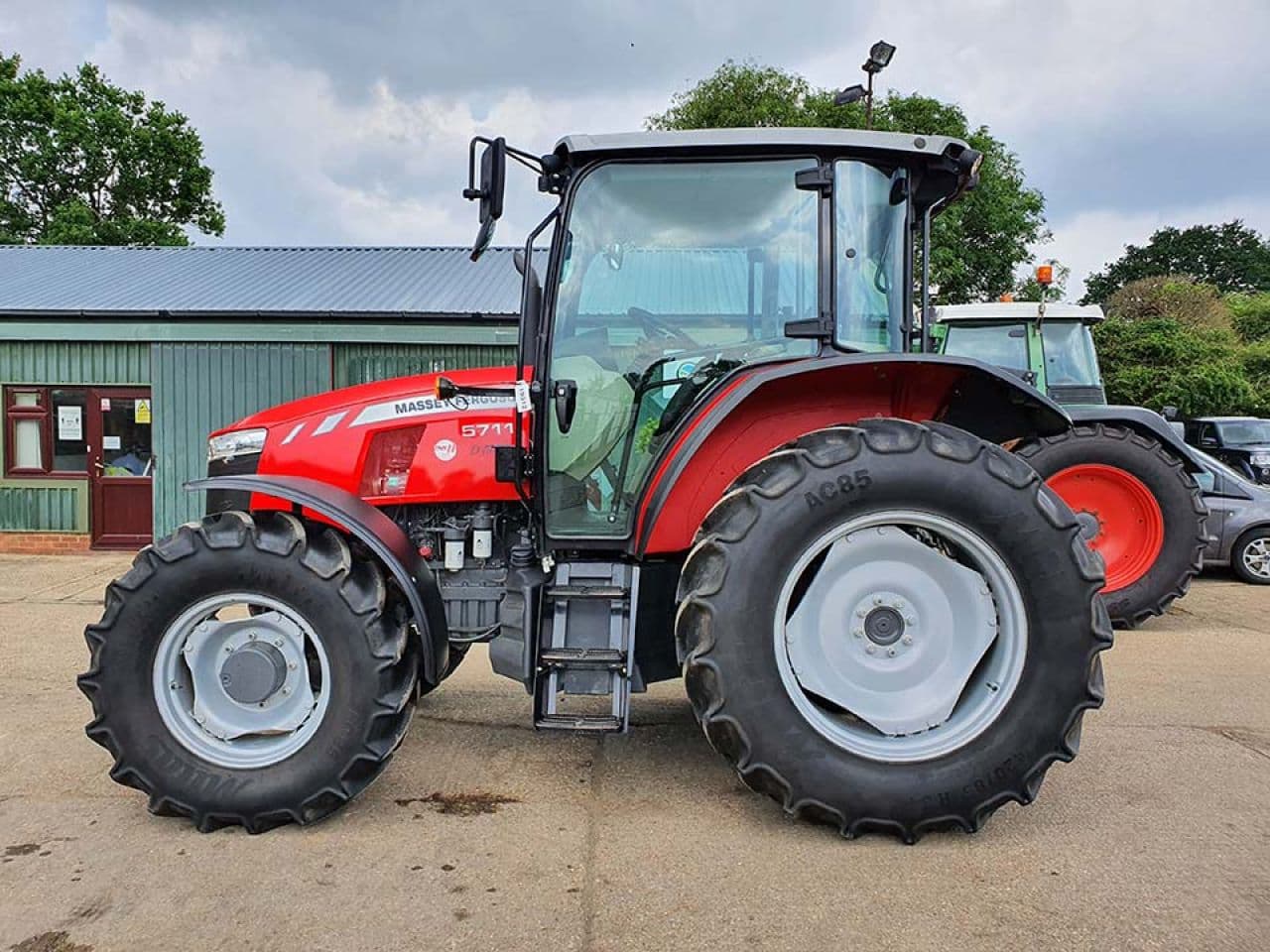 Massey Ferguson 5711